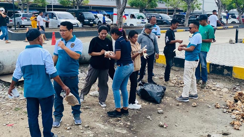 Balai Kekarantinaan Kesehatan Kelas I Kupang Ikut Kerja Bakti Sambut Arus Mudik Natal dan Tahun Baru di Pelabuhan Tenau