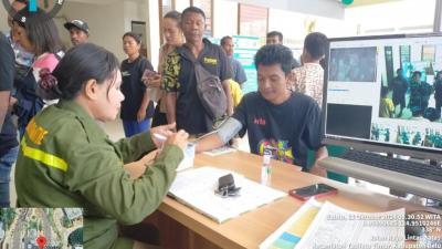 Pemeriksaan Sanitasi Alat Angkut serta Pemeriksaan Kesehatan Rutin di PLBN Motaain